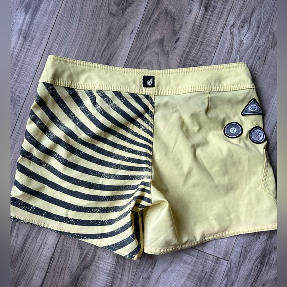 Volcom Miss Mod Boardshorts Pockets and Rubber Embellishments in Yellow Size 3 - Picture 2 of 9